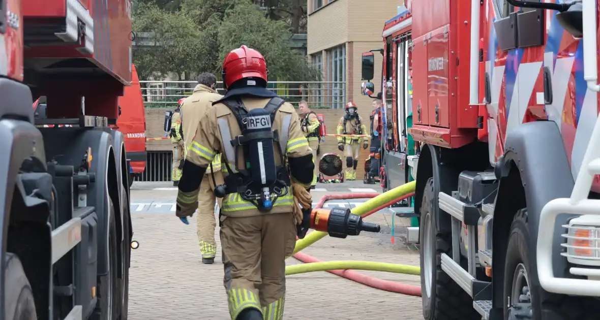 Brand in elektrische auto leidt tot ontruiming kantoorpand - Foto 8