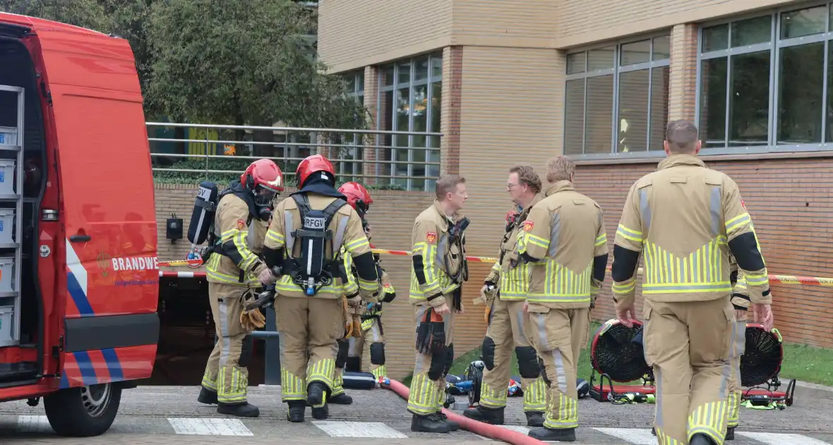 Brand in elektrische auto leidt tot ontruiming kantoorpand - Foto 9