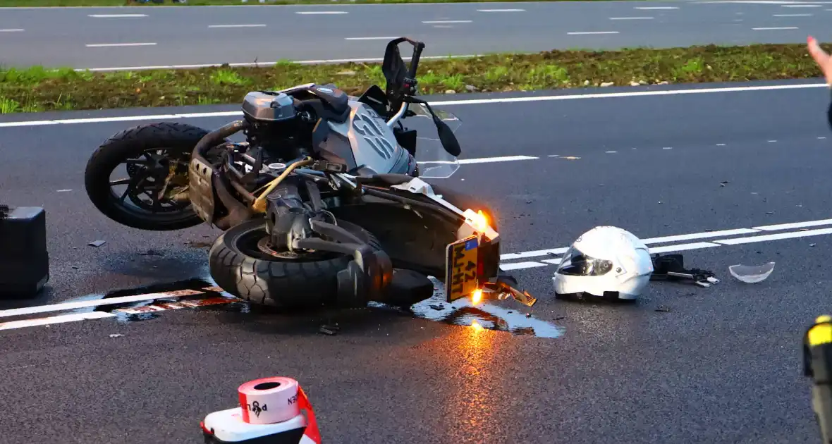 Botsing tussen motorrijder en auto zorgt voor verkeershinder
