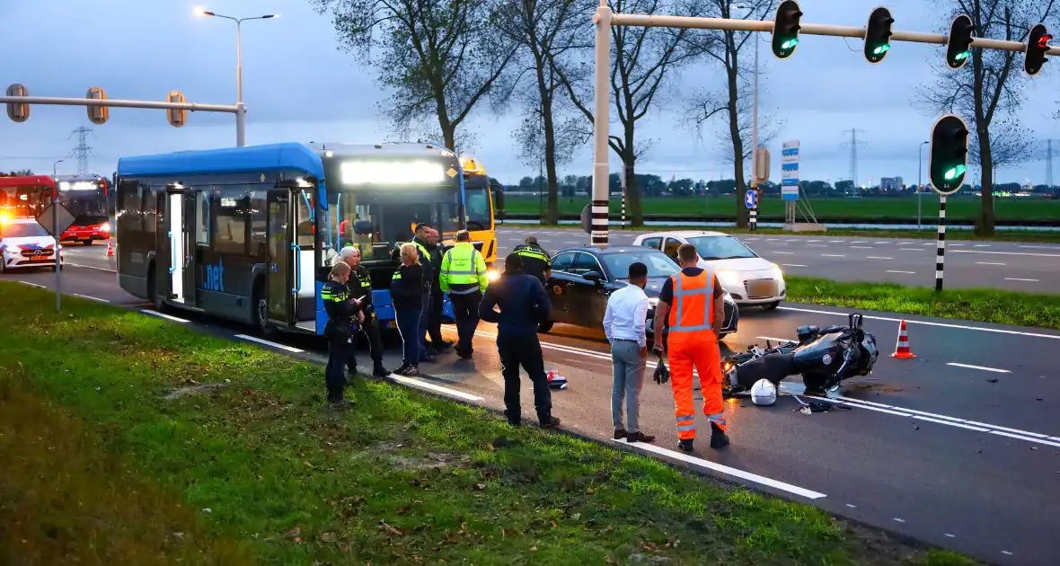 Botsing tussen motorrijder en auto zorgt voor verkeershinder - Foto 1
