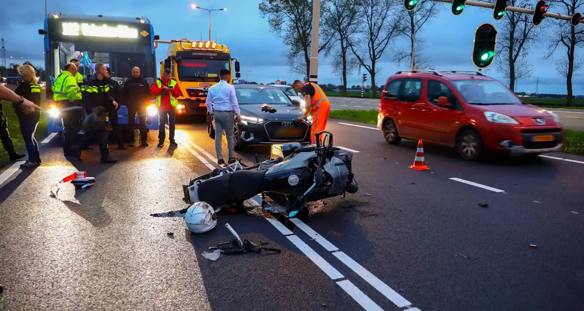 Botsing tussen motorrijder en auto zorgt voor verkeershinder - Foto 2