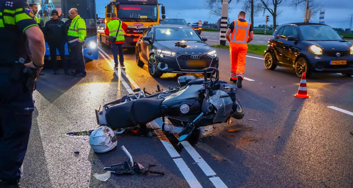 Botsing tussen motorrijder en auto zorgt voor verkeershinder - Foto 3