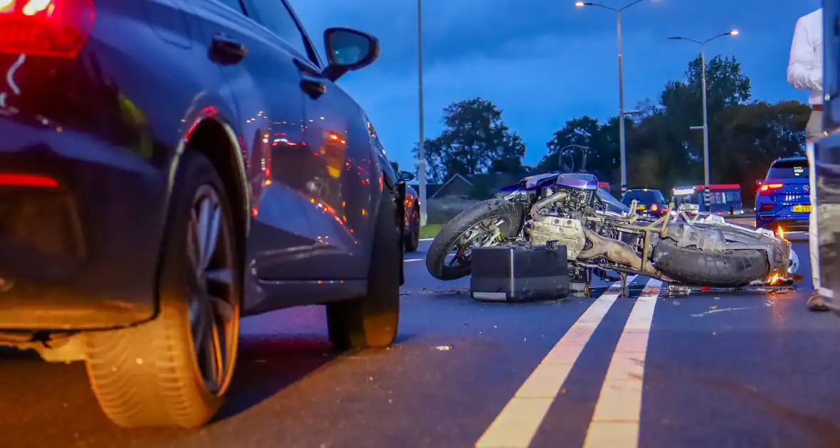 Botsing tussen motorrijder en auto zorgt voor verkeershinder - Foto 4
