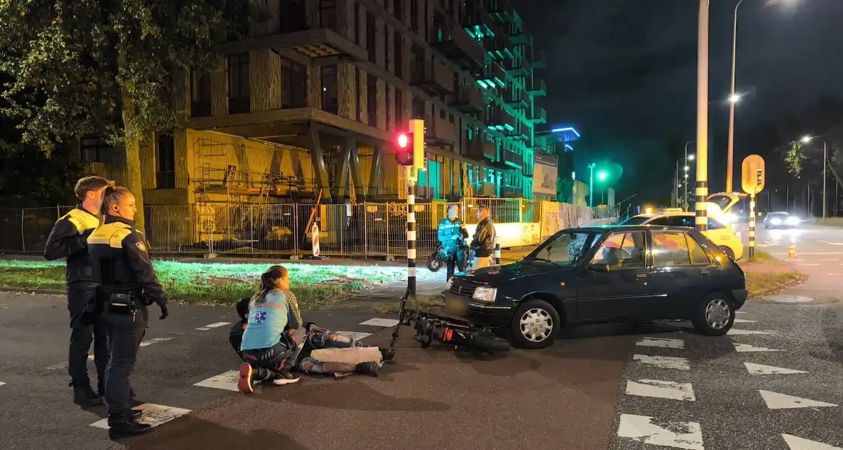 Auto en fiets botsen bij kruising