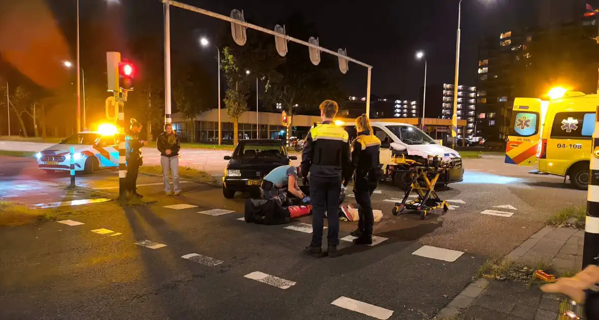 Auto en fiets botsen bij kruising - Foto 1