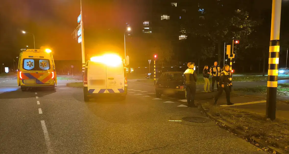 Auto en fiets botsen bij kruising - Foto 2