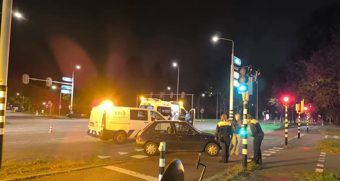 Auto en fiets botsen bij kruising - Foto 3