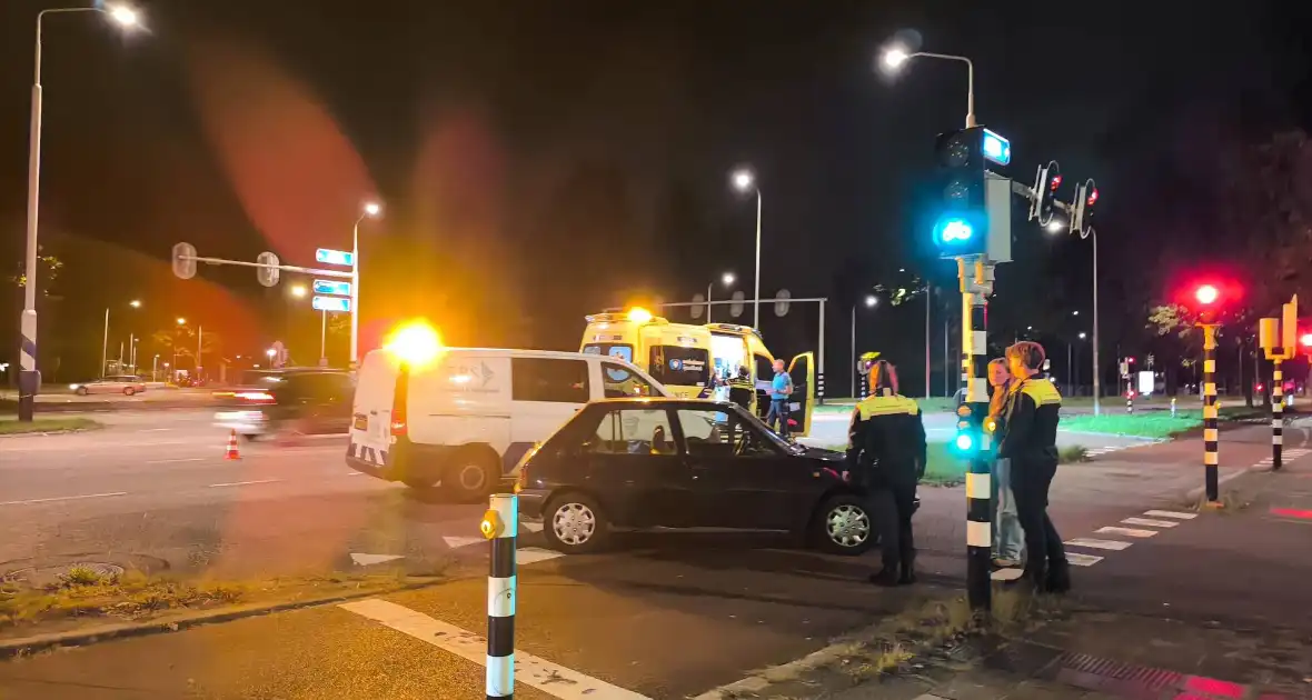 Auto en fiets botsen bij kruising - Foto 4