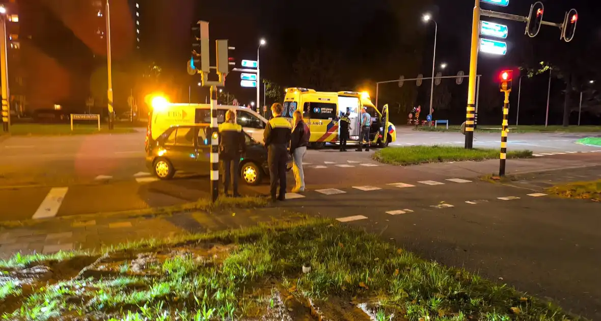 Auto en fiets botsen bij kruising - Foto 5