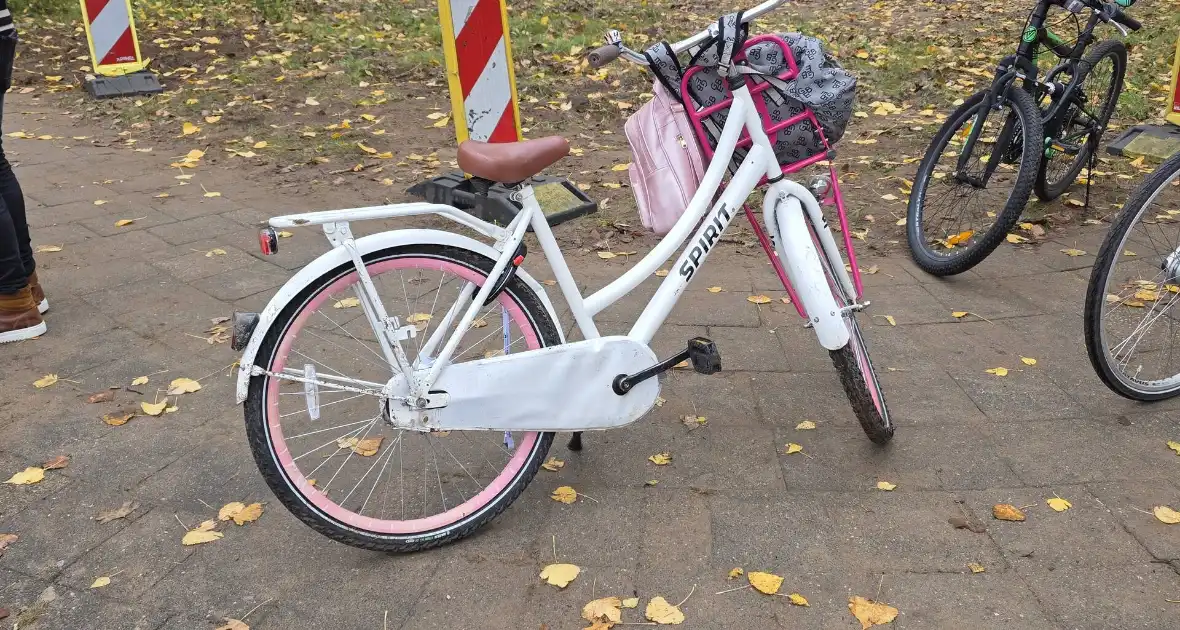 Meisje aangereden door auto tijdens fietstocht