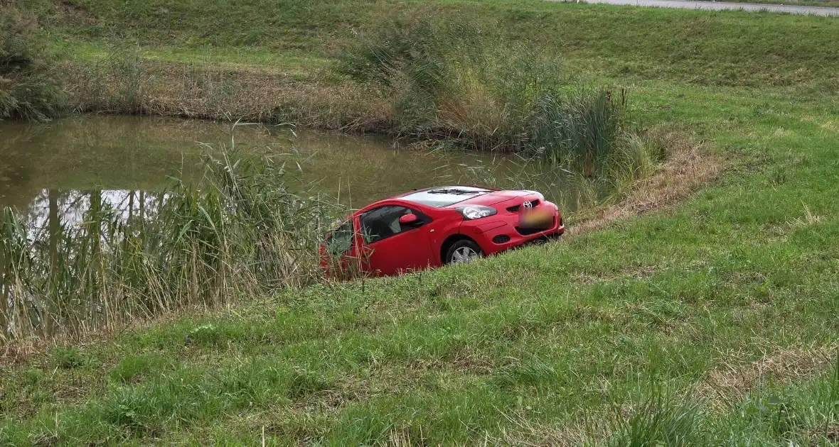 Automobilist belandt in water na ongeval