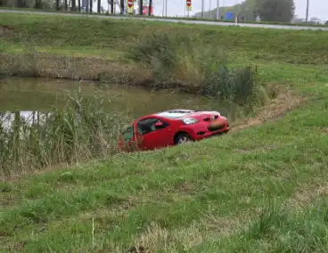 Automobilist belandt in water na ongeval