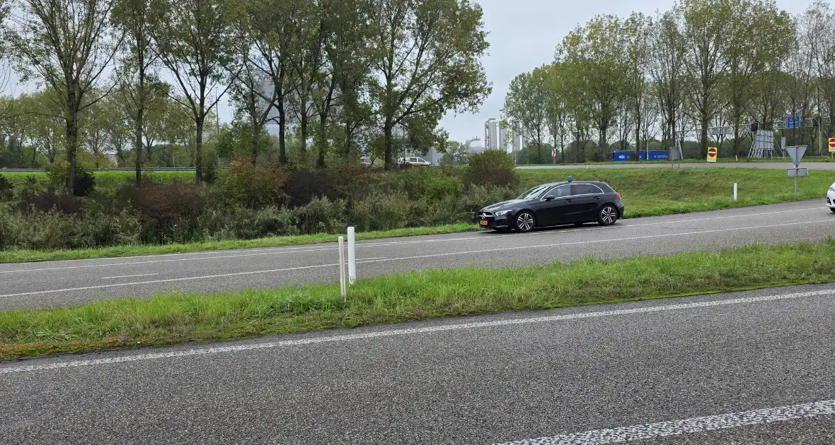 Automobilist belandt in water na ongeval - Foto 3