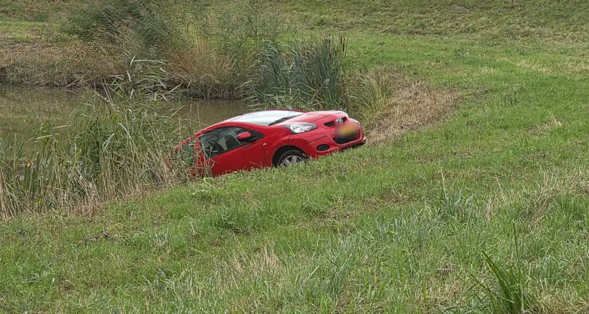 Automobilist belandt in water na ongeval - Foto 4