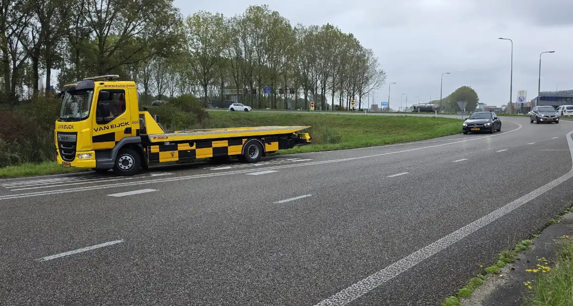 Automobilist belandt in water na ongeval - Foto 5