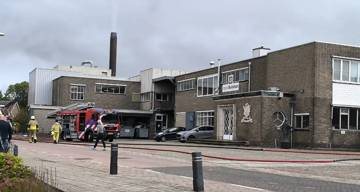 Industriebrand leidt tot grootschalige inzet - Foto 4