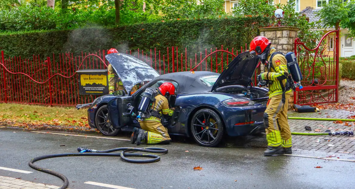 Porsche gaat in vlammen op tijdens rit
