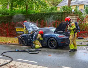 Porsche gaat in vlammen op tijdens rit