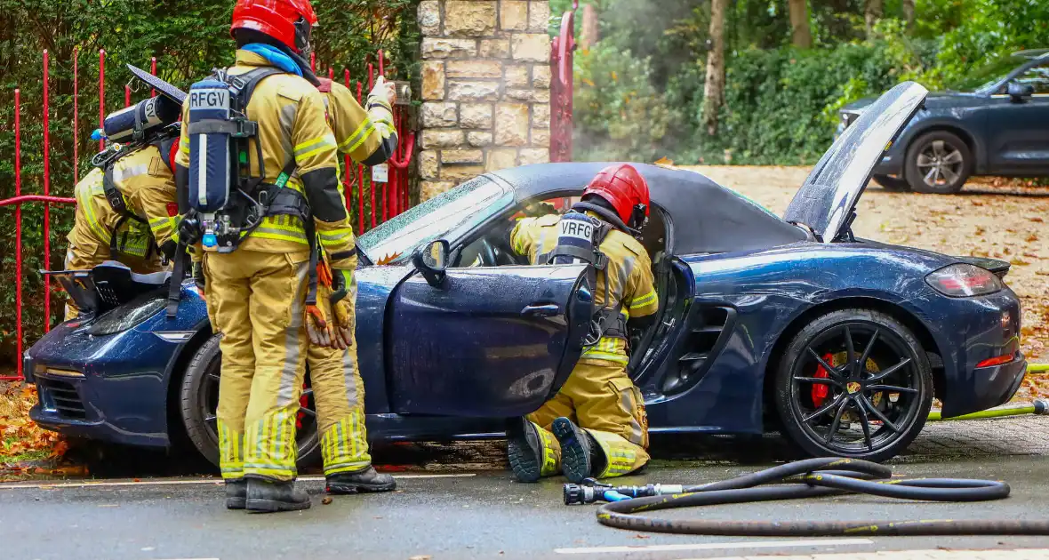 Porsche gaat in vlammen op tijdens rit - Foto 1