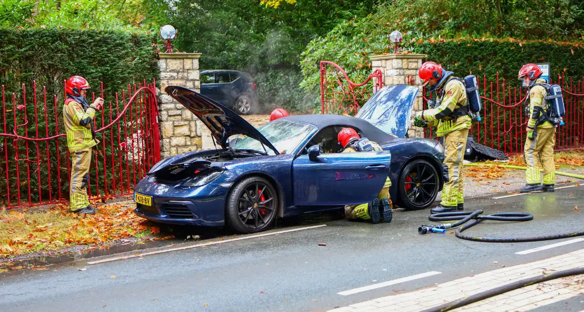 Porsche gaat in vlammen op tijdens rit - Foto 2