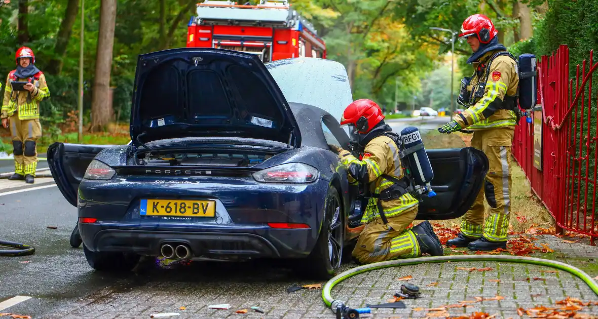 Porsche gaat in vlammen op tijdens rit - Foto 3