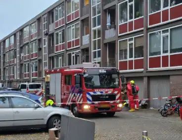 Politie en brandweer doen onderzoek in woning, gevaarlijke stoffen aangetroffen
