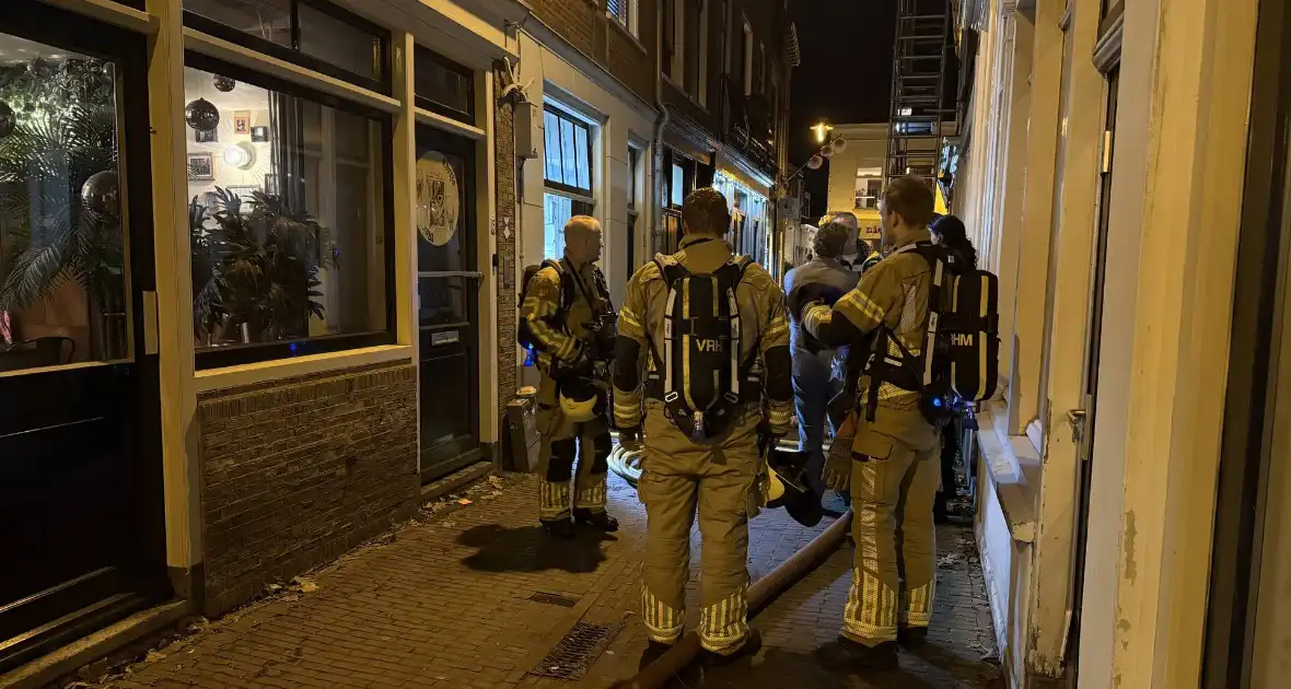 Cafe personeel blust brand in afzuigkap