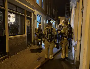 Cafe personeel blust brand in afzuigkap