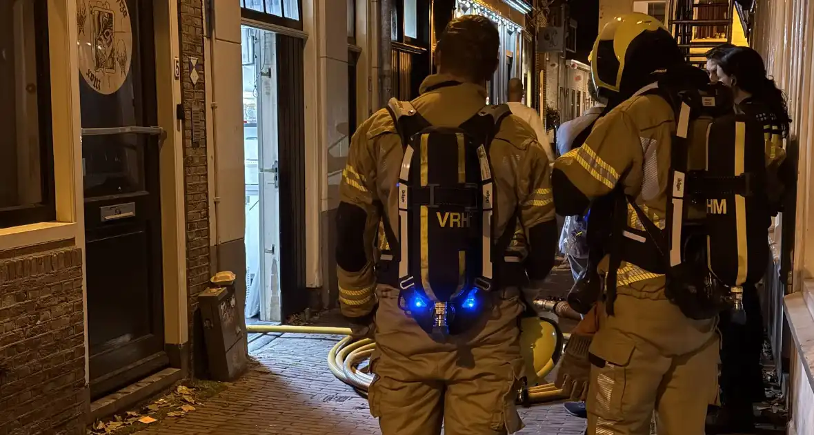 Cafe personeel blust brand in afzuigkap - Foto 2