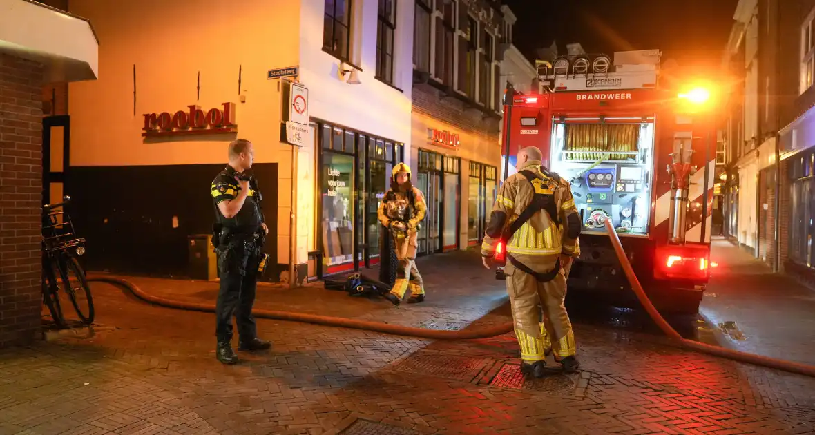 Cafe personeel blust brand in afzuigkap - Foto 3