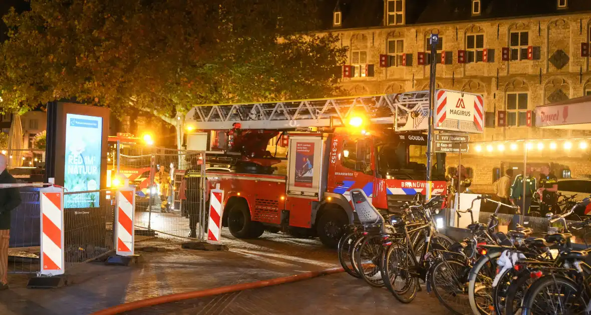Cafe personeel blust brand in afzuigkap - Foto 4