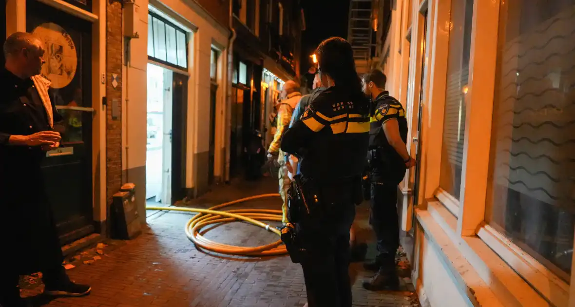 Cafe personeel blust brand in afzuigkap - Foto 5