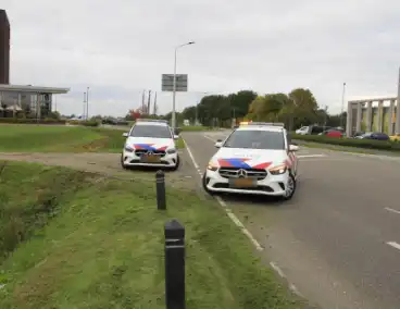 Man raakt onwel en botst tegen busje