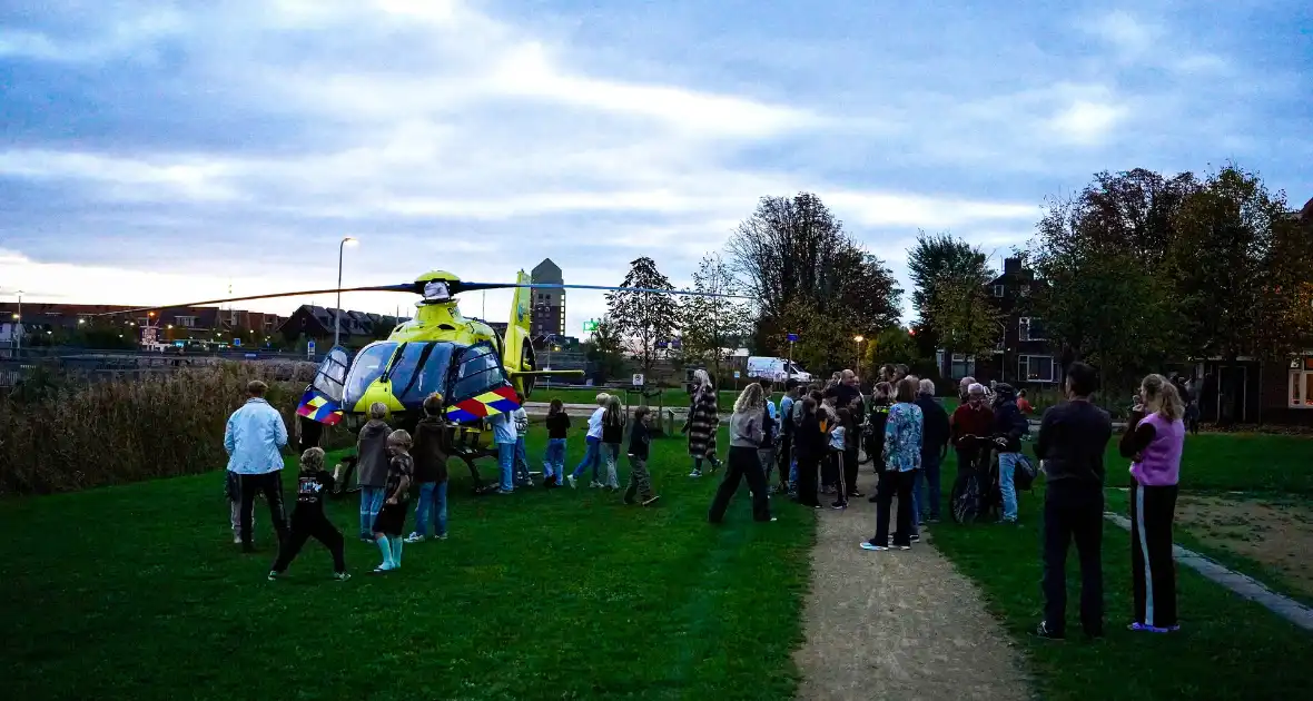Traumahelikopter Ingezet Voor Medische Noodsituatie Trekt Veel Bekijks - Foto 5