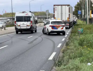 Vrachtwagen botst op auto zonder gewonden
