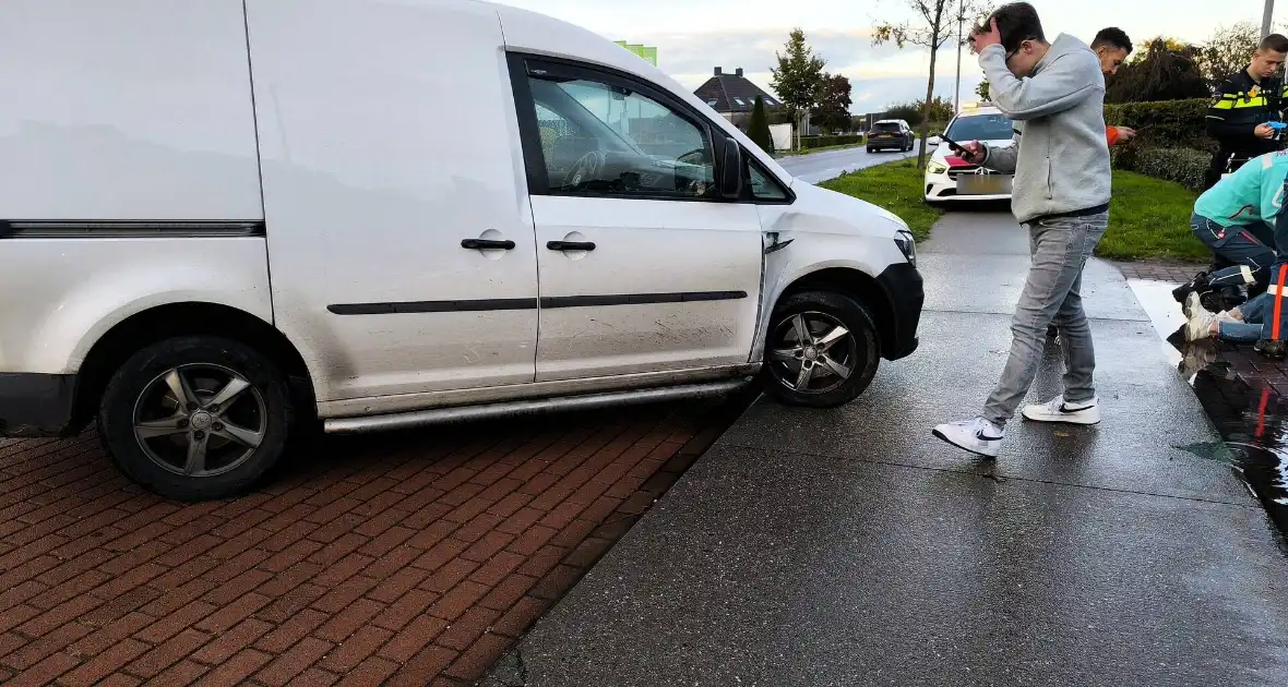 Bestelbus ziet scooter over het hoofd