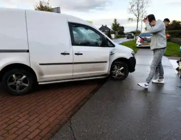 Bestelbus ziet scooter over het hoofd