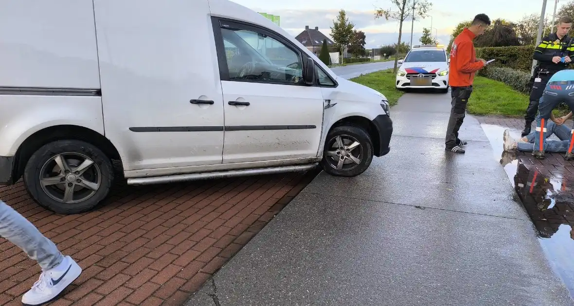 Bestelbus ziet scooter over het hoofd - Foto 1