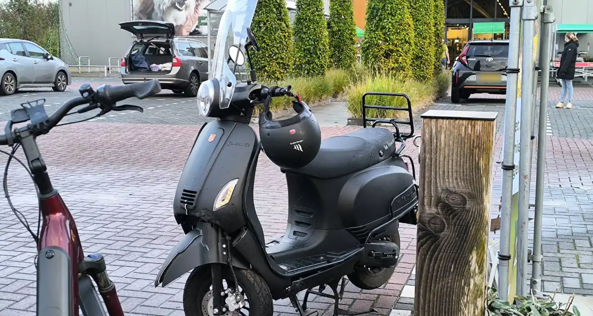 Bestelbus ziet scooter over het hoofd - Foto 2
