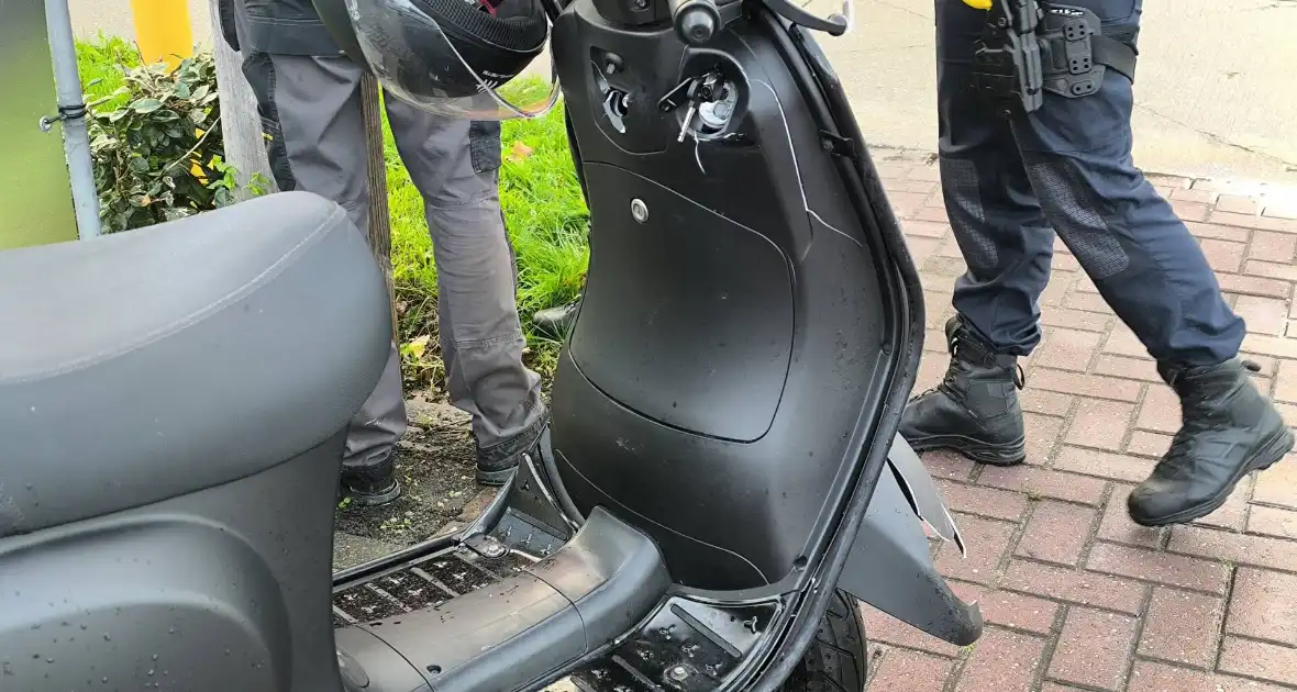 Bestelbus ziet scooter over het hoofd - Foto 4