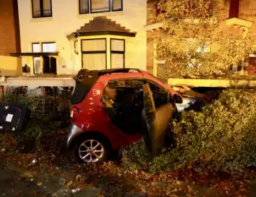 Ravage nadat voertuig in tuin belandt