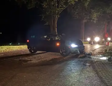 Automobilist mist bocht en botst