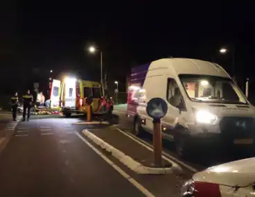Ongeval tussen bestelbus en scooter met gewonden