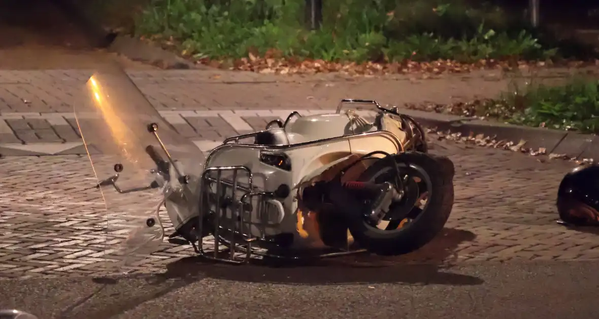 Ongeval tussen bestelbus en scooter met gewonden - Foto 11