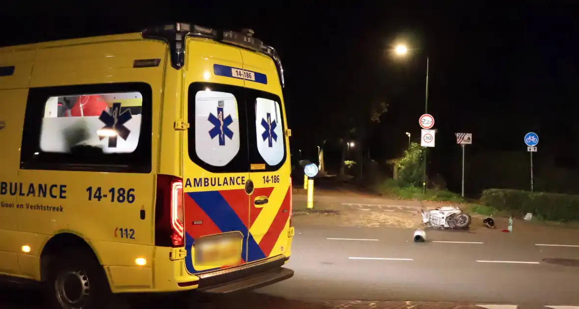 Ongeval tussen bestelbus en scooter met gewonden - Foto 6