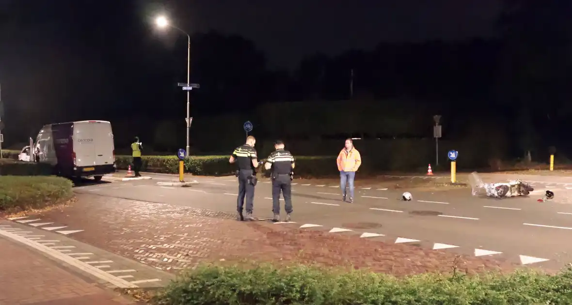 Ongeval tussen bestelbus en scooter met gewonden - Foto 9