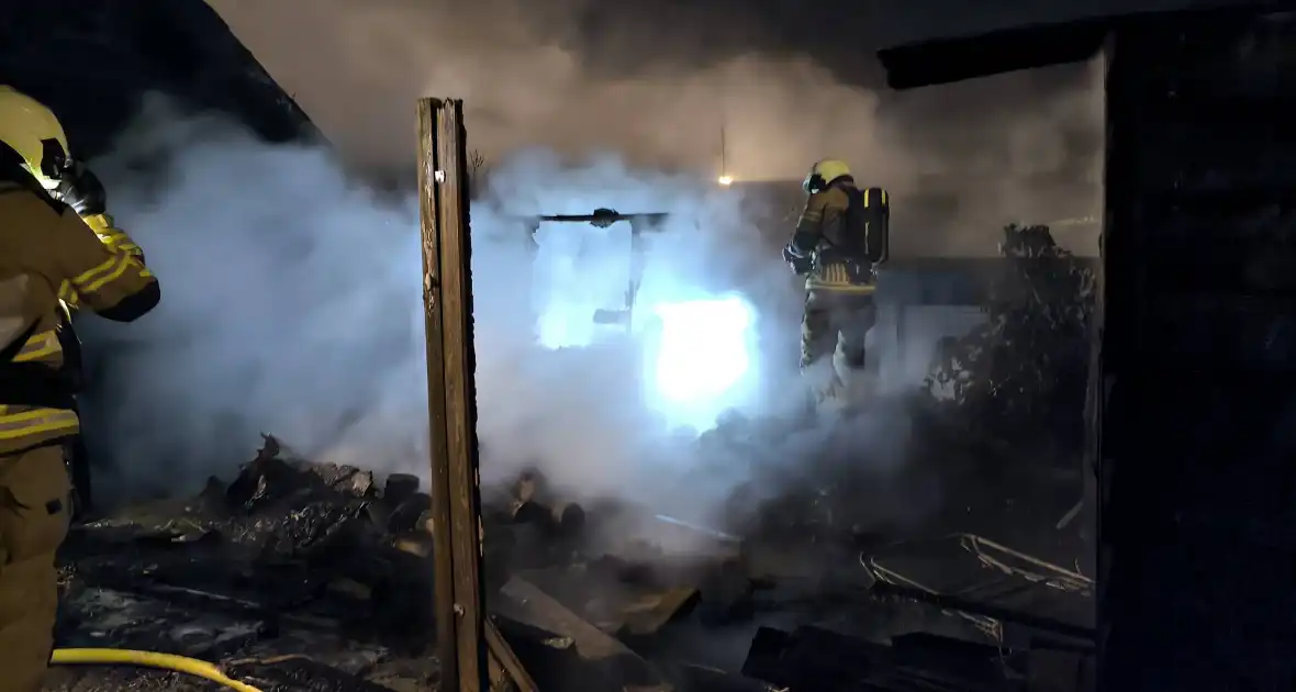 Schuur brand volledig af