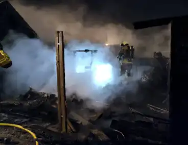 Schuur brand volledig af