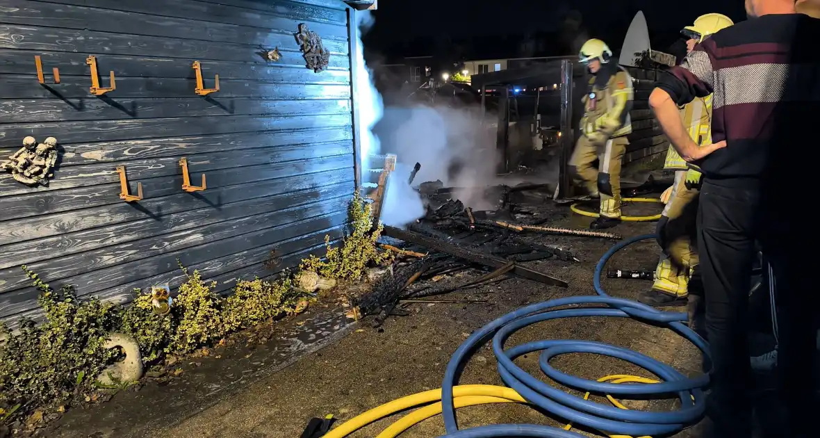 Schuur brand volledig af - Foto 1
