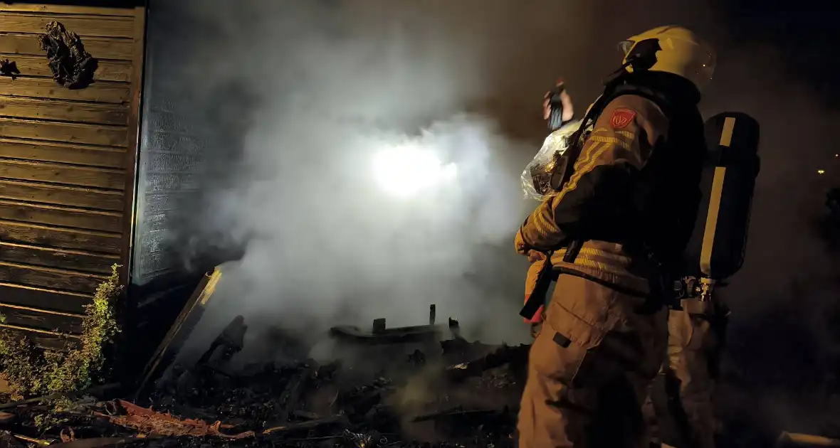 Schuur brand volledig af - Foto 2